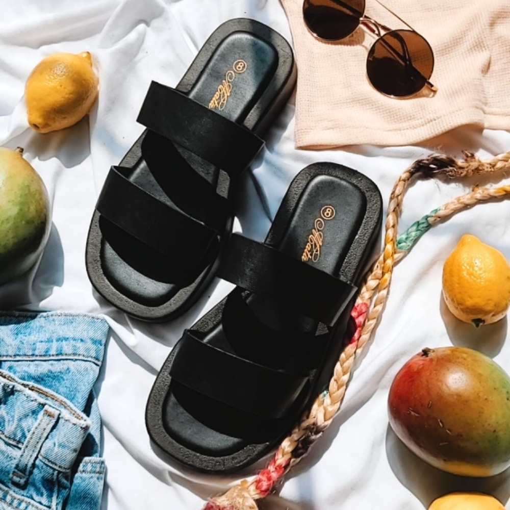 🚨Resort Style Collection// Black 2 band sandal - Picture 1 of 2
